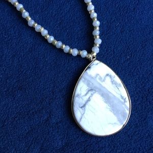 NWT Francesca’s Howlite Stone Teardrop Necklace